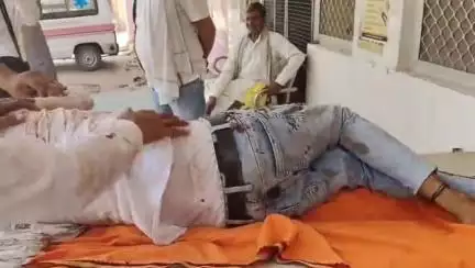 मथुरा: रिफाइनरी के बाद पुल के समीप पिकअप गाड़ी को ट्रक ने मारी टक्कर, 11 सवारी घायल, एक को आगरा किया रेफर