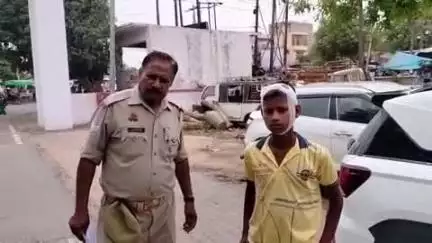 सासनी: सासनी के बिजली घर के पास रहने वाले किशोर को सौतेली मां ने मारपीट कर किया घायल, पुलिस ने कराया डॉक्टरी परीक्षण