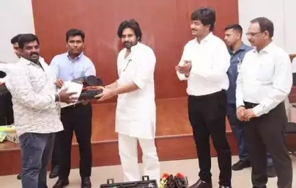 పిఠాపురం : ఎలక్ట్రికల్ కార్మికులు సేఫ్టీ ప్రమాణాలు పాటించాలి .డిప్యూటీ సీఎం పవన్ కళ్యాణ్