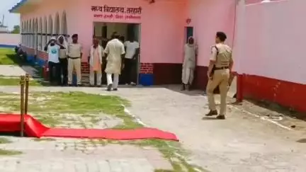 लखीसराय: उत्क्रमित माध्यमिक विद्यालय तरहारी में डीजीपी को दिया गया गार्ड ऑफ ऑनर