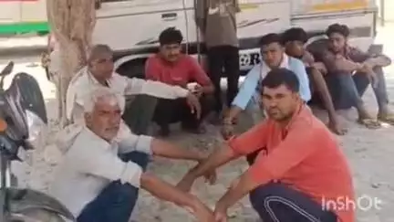 सादाबाद: नगला चांद में पेड़ पर लटका मिला व्यक्ति का शव, पुलिस ने पोस्टमार्टम के लिए भेजा
