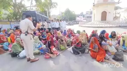 टोंक: शहर घंटाघर पर नरेगा श्रमिकों ने दिया धरना
नगरपरिषद प्रशासन पर हाजिरी नहीं लगवाने का लगाया आरोप 
#jansamasya
