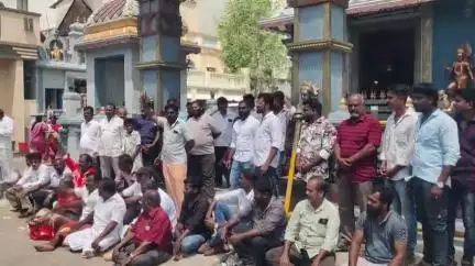 அகஸ்தீஸ்வரம்: கன்னியாகுமரி ரத வீதியில் முத்தாரம்மன் கோவில் முன் பக்தர்கள் இந்து அமைப்பினர் நீர் பலத்துறை அதிகாரிகளை கண்டித்து ஆர்ப்பாட்டம்