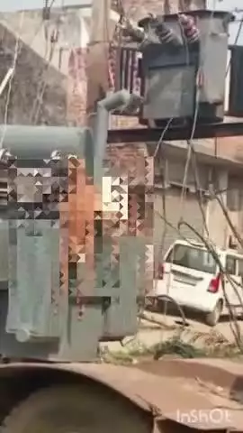 नजीबाबाद: भागूवाला में खुले में रखे विद्युतट्रांसफार्मर कीचपेट मेंआकर बकरीकीहुईमौत, ट्रांसफार्मर से चिपकी हुईबकरीकी फोटोहुई वायरल