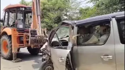 मिर्ज़ापुर: सबेसर गांव के सामने लूना सवार को बचाने के चक्कर में जाइलो और पिकअप में हुई टक्कर, लूना सवार की हुई मौत व 18 लोग हुए घायल