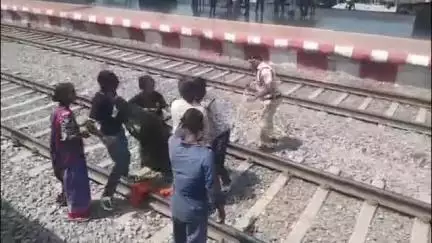 मुरैना नगर: मुरैना रेलवे स्टेशन पर महिला और पुरुष पुलिस के सामने ट्रैक पर भिड़े, वीडियो वायरल