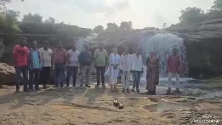 ଲକ୍ଷ୍ମୀପୁର: ପାଲକା ଗ୍ରାମ ନିକଟ ଲଦୋକି ଜଳପ୍ରପାତର ବିକାଶ ପାଇଁ ଜିଲ୍ଲା ପରିଷଦ ଅଧ୍ଯକ୍ଷାଙ୍କ ଗସ୍ତ