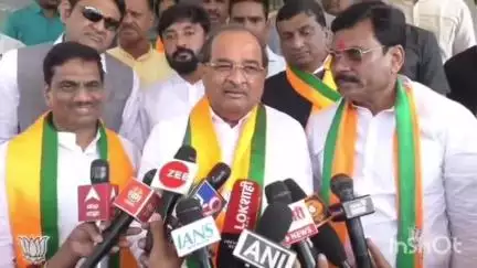 वाशिम: राहुल गांधी हे नेहमी विदेशात असतात त्यांना देशातील काहीच माहिती नसते  मंत्री राधाकृष्ण विखे पाटील यांची टीका