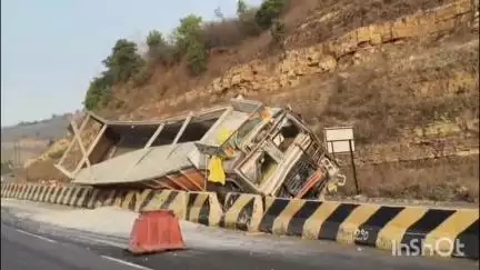 त्योंथर: सोहागी पहाड़ पर पलटा ट्रक, डीजल टैंक फटने से 1 किमी तक सड़क पर फैला डीजल, चालक ने कूदकर बचाई जान