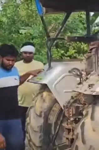 फतेेहपुर: साधेमऊ नहर के पास मोटरसाइकिल को बचाने के प्रयास में पिकअप खाई में गिरी, पुलिस जांच में जुटी