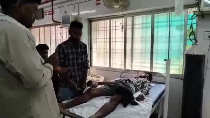 चरखारी: सूपा गांव में कृषि कार्य के दौरान किसी जहरीले कीड़े के काटने से युवक की बिगड़ी हालत, जिला अस्पताल में कराया गया भर्ती