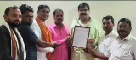 मेराल: मेराल प्रखंड के भाजपा प्रतिनिधिमंडल ने विधायक सत्येंद्रनथ तिवारी को 12 सूत्री सुझाव पत्र सौंपा