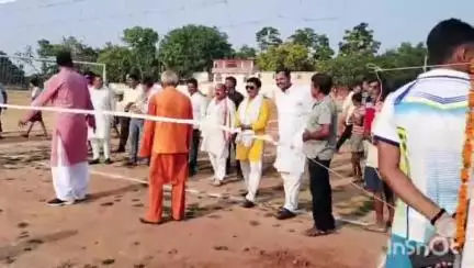 मुंगेर: मनरेगा योजना के तहत मय पंचायत में खेल मैदान का विधायक प्रणव कुमार यादव ने किया उद्घाटन