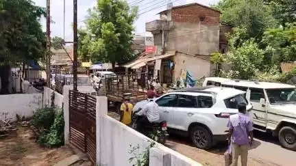 कोंडागांव: कोंडागांव कांग्रेस भवन मार्ग पर अव्यवस्थित पार्किंग से बढ़ी परेशानी, जाम और विवाद का बना कारण, वीडियो आया सामने