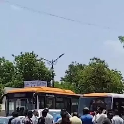 રાજકોટ દક્ષિણ: કિસાનપરા ચોક ખાતે ફોર્ચ્યુનર ચાલકે બાઈક ચાલકને હડફેટે લેતા બાઈક ચાલક ફંગોળાયો, સદનસીબે જાનહાની અટકી