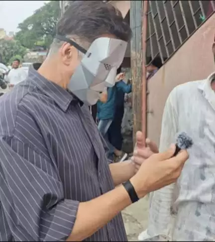 आखिर चेहरे पर मास्क लगाकर मूवी थिएटर के बाहर लोगों से सवाल क्यों कर रहे हैं अक्षय कुमार, जानें वजह