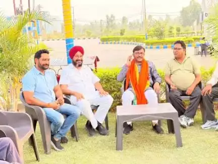 जसपुर: भाजपा जिला अध्यक्ष ने ग्राम महुआडाबरा स्थित अपने कार्यालय पर ग्रामीणों की समस्याएं सुनी