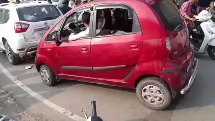 पौड़ी: पौड़ी में फुटबॉल प्रेमियों की जुटी भीड़, कंडोलिया मैदान के बाहर सड़क पर वाहनों ने लगाया जाम