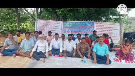 दुमका: दुमका रेलवे स्टेशन पर कोयला डंपिंग यार्ड हटाने की मांग को लेकर स्थानीय लोगों का धरना