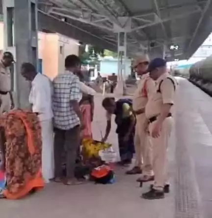 గుంతకల్లు: గుత్తి రైల్వేస్టేషన్ ల  గంజాయి కొరకు జీ ఆర్ పీ,ఆర్ పీ ఎఫ్ పోలీసులు విస్తృతంగా తనిఖీలు