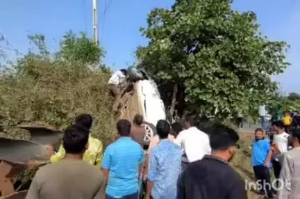 માંગરોળ: વાંકલ ઝંખવાવ મુખ્ય માર્ગ પર વેરાવી પાટીયા પાસે બાઈક ચાલકને બચાવવા જતા કાર ઝાડ પર પલટી ગઈ