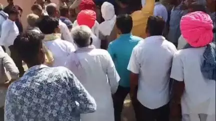 सोजत: सोजत के खोखरा में करंट से मारे गए किसानों को लेकर उपखंड कार्यालय सोजत के बाहर धरना, परिजनों ने नहीं उठाई दोनों शव