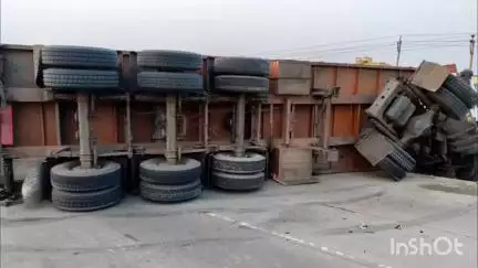 आमस: पथरा मोड़ के पास पलटा कंटेनर, चालक बाल-बाल बचा, घंटों लगा रहा जाम