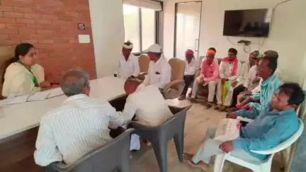 ગોધરા: ધારાસભ્ય નિમિષા બેન સુથારે જનસંપર્ક કાર્યાલય ખાતે નાગરિકોની વિવિધ રજૂઆતો સાંભળી હતી#jansamasya