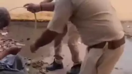 शाहजहांपुर: कांट थाना क्षेत्र में 2 सिपाहियों ने बुजुर्ग के गंदे कपड़े उतारे और उन्हें नहलाया, वीडियो हुआ वायरल
