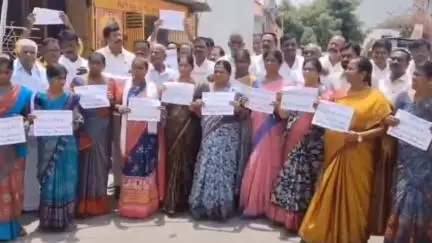 పెనుకొండలో 'సాక్షి'కి వ్యతిరేకంగా ధర్నా