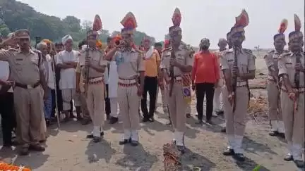 दरौली: दरौली सरयू नदी घाट पर राजकीय सम्मान के साथ सीआरपीएफ के जवान को अंतिम विदाई दी गई