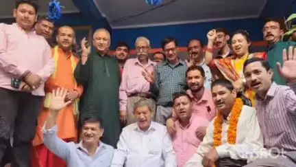 रानीखेत: पूर्व सीएम हरीश रावत रानीखेत पहुंचे, चमड़खान स्थित श्री गोल्ज्यू मंदिर में भाजपा के झूठों पर न्याय की लगाई अर्जी