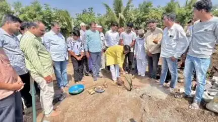 बुलढाणा: केळवद–किन्होळा मुख्य रस्त्यालगत मंगल कार्यालय व लाॅनचे शेतकरी नेते रविकांत तुपकर यांच्या हस्ते भूमिपूजन