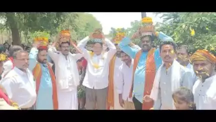 పెద్దపల్లి: సుల్తానాబాద్ మండలంలోని మంచిరామి గ్రామంలో రేణుక ఎల్లమ్మ తల్లి బోనాల కార్యక్రమంలో పాల్గొన్న మాజీ ఎమ్మెల్యే దాసరి
