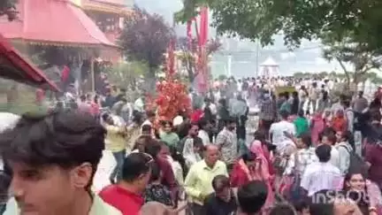 नैनीताल: मल्लीताल स्थित मां नैनादेवी मंदिर में देश-विदेश के विभिन्न प्रांतों से आए पर्यटकों की भारी भीड़ रही