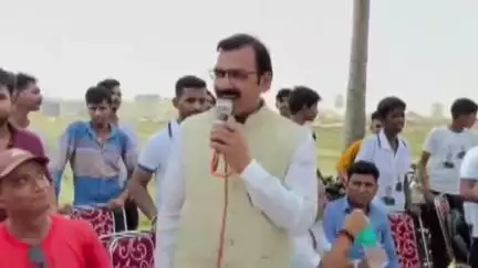 कहलगांव: अमरुद बागान जानीडीह में शिक्षक और छात्र के बीच क्रिकेट प्रतियोगिता, कहलगांव विधायक पवन यादव रहे मुख्य अतिथि