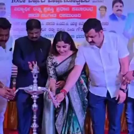 ಕಲಬುರಗಿ: ನಗರದ ಪತ್ರಿಕಾ ಭವನದಲ್ಲಿ ಪ್ರತಿಭಾ ಪುರಸ್ಕಾರ ಕಾರ್ಯಕ್ರಮ: ಬಿಗ್‌ಬಾಸ್ ಸ್ಪರ್ಧಿ ಐಶ್ವರ್ಯ ಸಿಂದೋಗಿ ಭಾಗಿ
