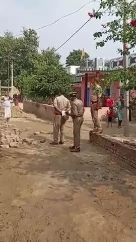 सवायजपुर: नरसियामऊ गांव में पुलिस ने खड़े होकर गिरवाई दीवार, पीड़ित को धमकाते दरोगा का वीडियो हुआ वायरल