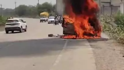सक्ती में बड़ा हादसा टला: चलती कार में लगी आग, कार जलकर हुई खाक, ड्राइवर ने कूदकर बचाई जान