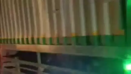 मुरैना नगर: घिरोना मंदिर के पास जेसीबी कंटेनर में लगी आग, ड्राइवर और क्लीनर ने बचाई जान, वीडियो वायरल
