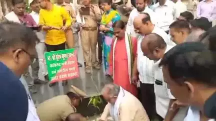 शाहजहांपुर: वित्त एवं संसदीय कार्य मंत्री सुरेश कुमार खन्ना ने नगर के विभिन्न स्थानों पर किया वृक्षारोपण