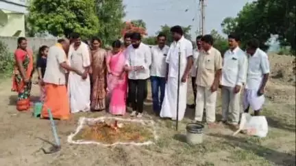 జమ్మికుంట: నాగారం గ్రామంలో ఇందిరమ్మ ఇండ్ల నిర్మాణ కోసం కొబ్బరికాయ కొట్టి పనులను ప్రారంభించిన AMC చైర్ పర్సన్ పుల్లూరి స్వప్న