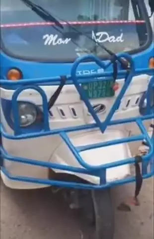 नवाबगंज: ट्रैफिक पुलिस ने युवक का खोया लैपटॉप लौटाया, पटेल तिराहे से 3 दिन पहले गायब हुआ था बैग