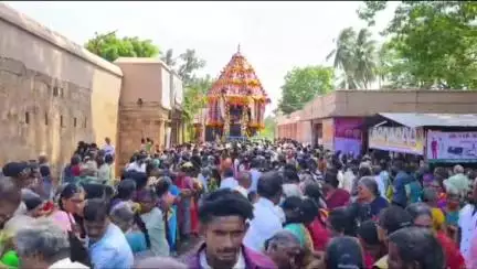 மண்ணச்சநல்லூர்: உத்தமர்கோவில் வைகாசி தேரோட்ட விழாவில் ஏராளமான பக்தர்கள் கலந்து கொண்டு தேரை வடம் பிடித்து இழுத்தனர்