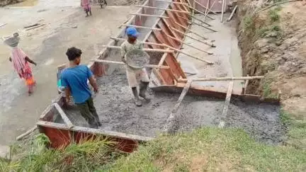 বলরামপুর: গোয়ালডাং গ্রামে চেক ড্যাম নির্মাণে নিম্ন মানের সামগ্রী ব্যবহারের  অভিযোগ নির্মাণ সংস্থার বিরুদ্ধে #jansamasya