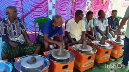 ଲାଞ୍ଜିଗଡ: ଉଚ୍ଚଳା ଗ୍ରାମ ରେ  କଳାହାଣ୍ଡି ଓର୍ ମାସ ତରଫରୁ ମାଟି ପାତ୍ର ନିର୍ମାଣ ସମ୍ବନ୍ଧୀୟ ତାଲିମ ଶିବିର ଉଦ୍ଘାଟିତ।