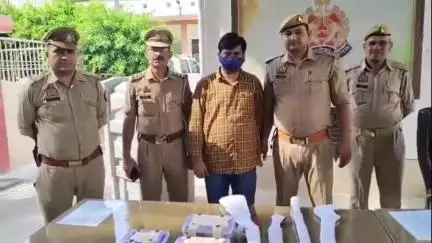 अमरोहा: अमरोहा के मोहल्ला कटरा गुलाम अली में हत्या के मामले में पुलिस ने हिस्ट्रीशीटर बदमाश को अवैध हथियारों के साथ गिरफ्तार किया