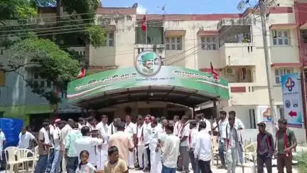 ஓசூர்: பாகலூர் சாலை, அதிமுக அலுவலகத்தில் திமுகவை சேர்ந்த 100க்கும் அதிகமானோர் முன்னாள் அமைச்சர் முன்னிலையில் அதிமுகவில் ஐக்கியம்