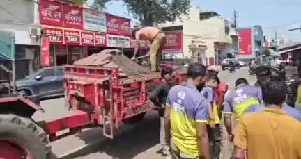 सीहोर नगर: टीम संडे का सुकून की अच्छी पहल, शहर में पौधे रोपित कर सुरक्षा का संकल्प लिया