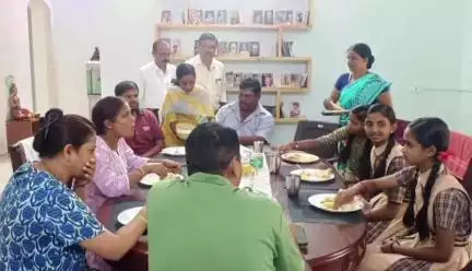 ಬಾಗಲಕೋಟೆ: ಪ್ರವಾಸ ದರ್ಶನ ಭಾಷಣ ಸ್ಪರ್ಧೆ ವಿಜೇತ ಶಾಲಾ ವಿದ್ಯಾರ್ಥಿಳೊಂದಿಗೆ ನಗರದ ತಮ್ಮ ನಿವಾಸದಲ್ಲಿ ಉಪಹಾರ ಸವಿದ ಡಿಸಿ ಜಾನಕಿ